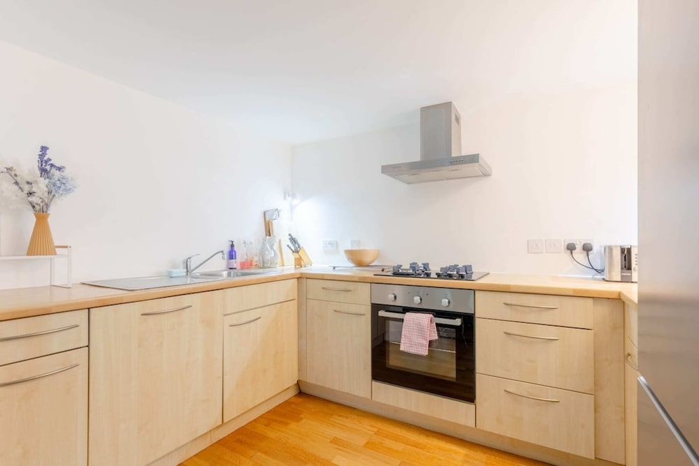 Chic 1BD Maisonette W/hot Tub, King's Cross!