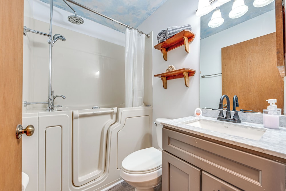 Quiet & Convenient Tallahassee Home, 4 Mi to Lake!