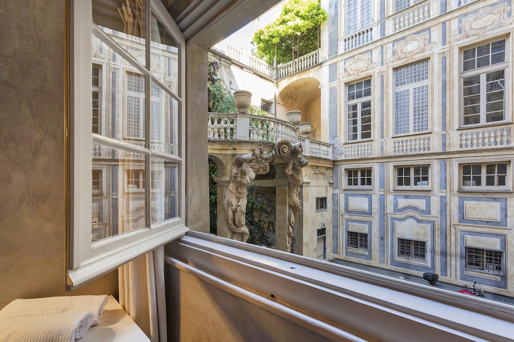 Garibaldi Glamorous Apartment view 3
