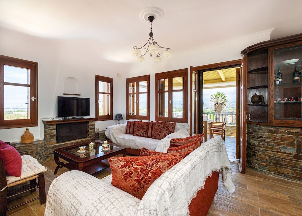 Villa Billia Cheerful 4 Bedroom Home w Ocean View
