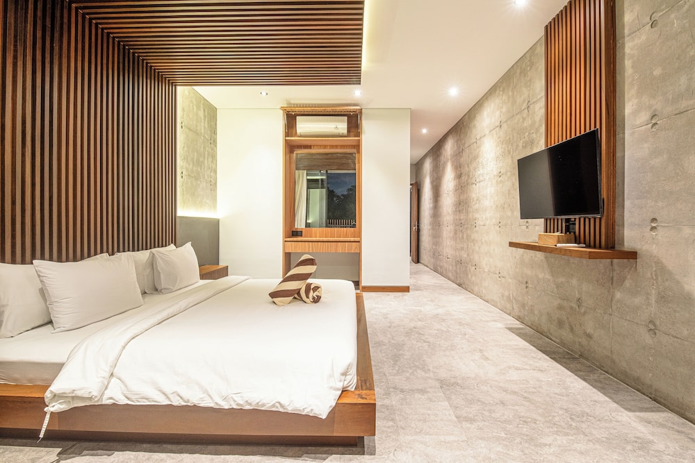 Modern 4BR Canggu Retreat Just 8mins to the Beach