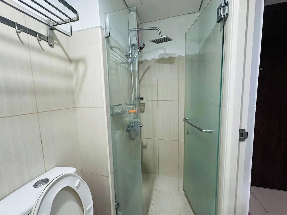 Dainty Pasay City Apartment for Rent - Entire House Front of Mall of Asia