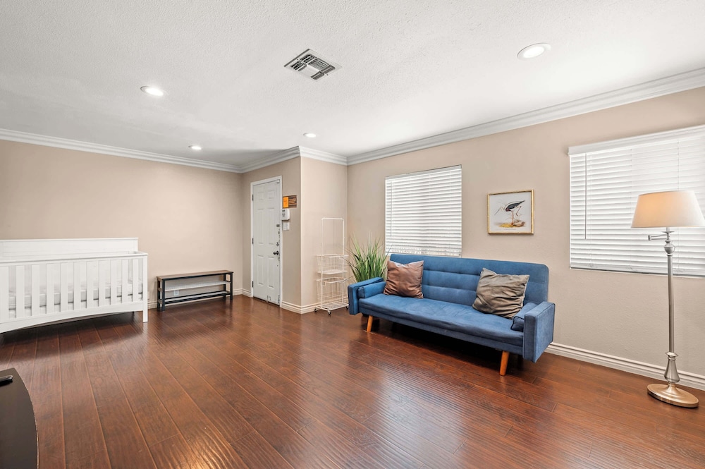 Modern Family Home w Full Amenities & Near ONT