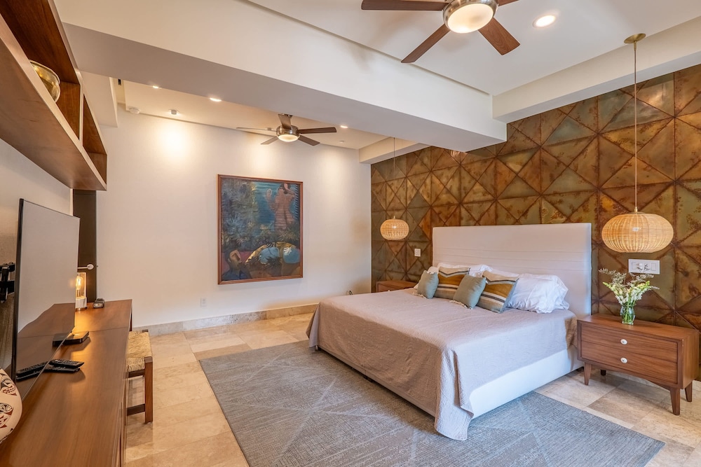 Ocean Front Amazing Views and Location Sleeps 8