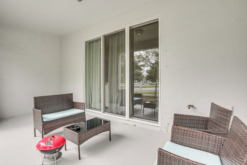 Modern Family Townhome w/ Patio in Riverview!