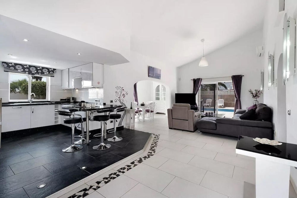 3 Bed Villa - Sleeps 6 - Pool - Hottub- Parking