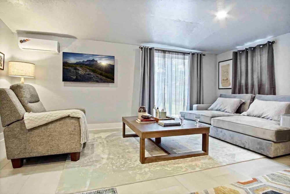 Oklahoma City Vacations - 3-story 6-bedroom 4 Bathrooms 3min-asian Dist - Property Image 3