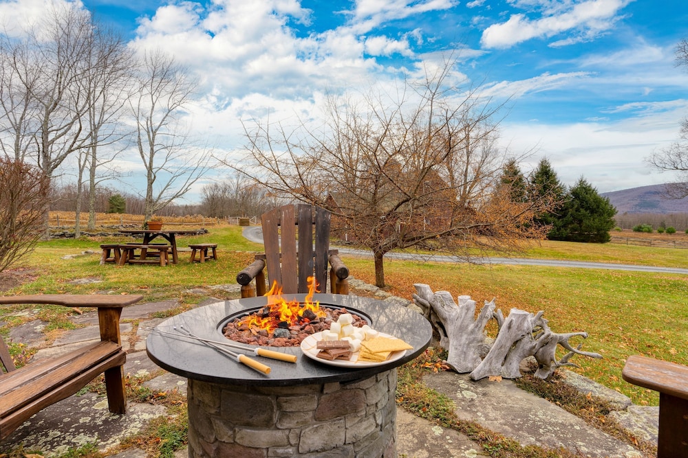West Settlement Ranch by Avantstay Hudson Valley Escape Firepit Patio Yard