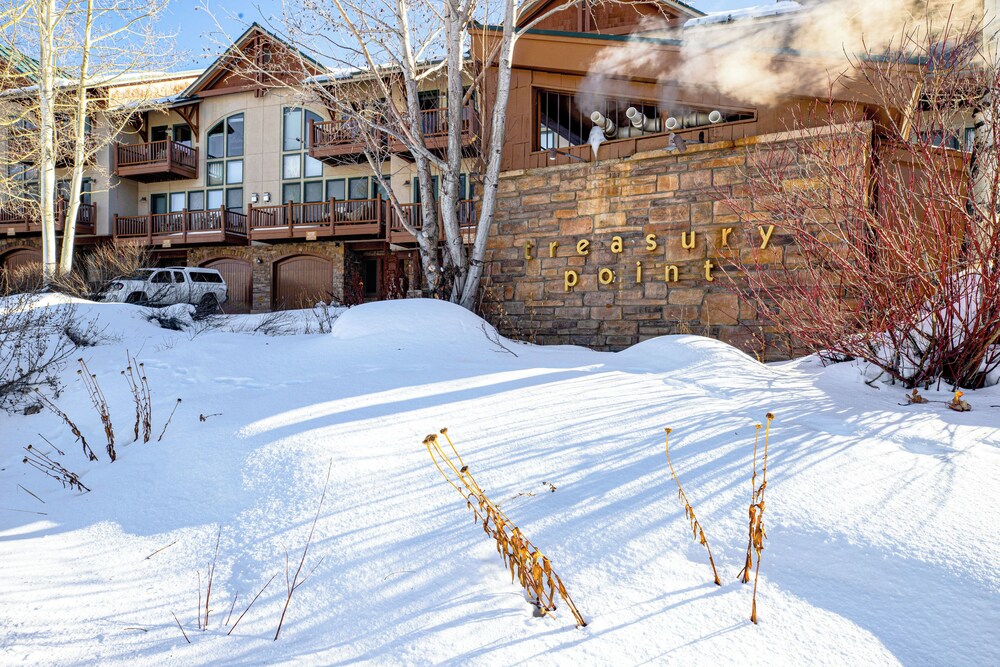 Walk to Lift! Luxe, Updated Cbmr Home w/ Mtn Views