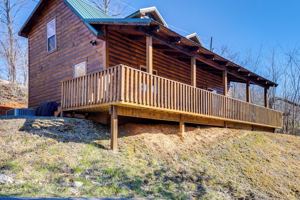 2 Mi to Dtwn Gatlinburg: Mountain Cabin w/ Hot Tub