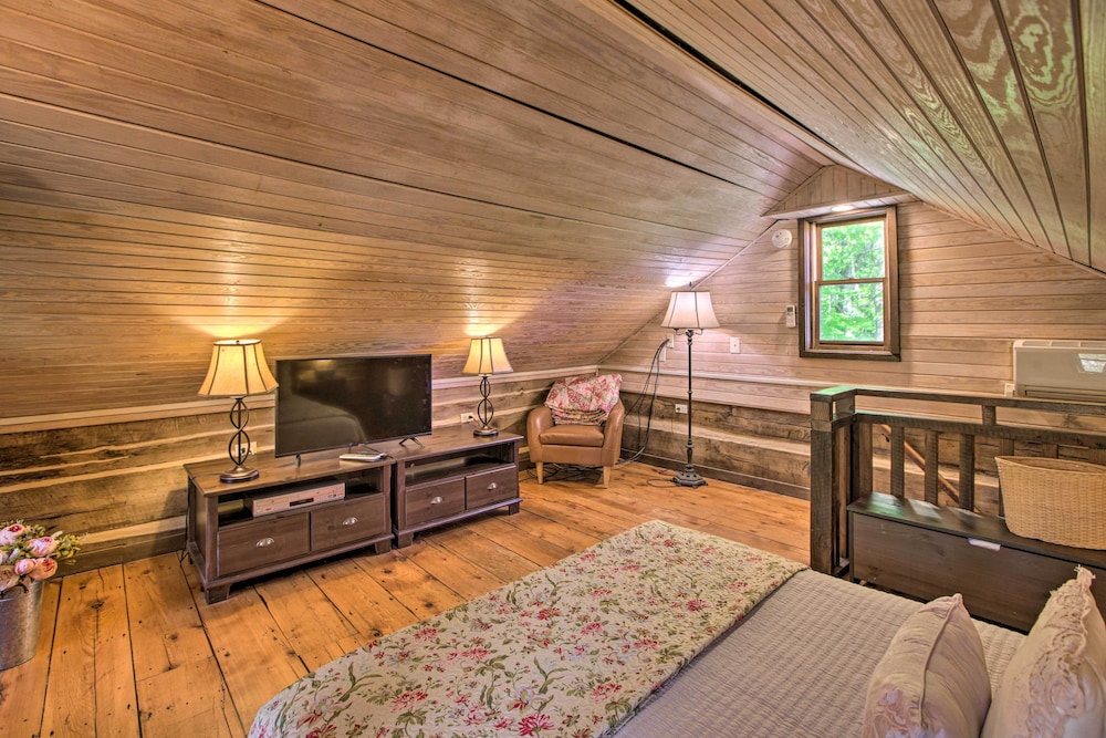 Romantic Log Cabin Escape on Delfosse Winery! view 2