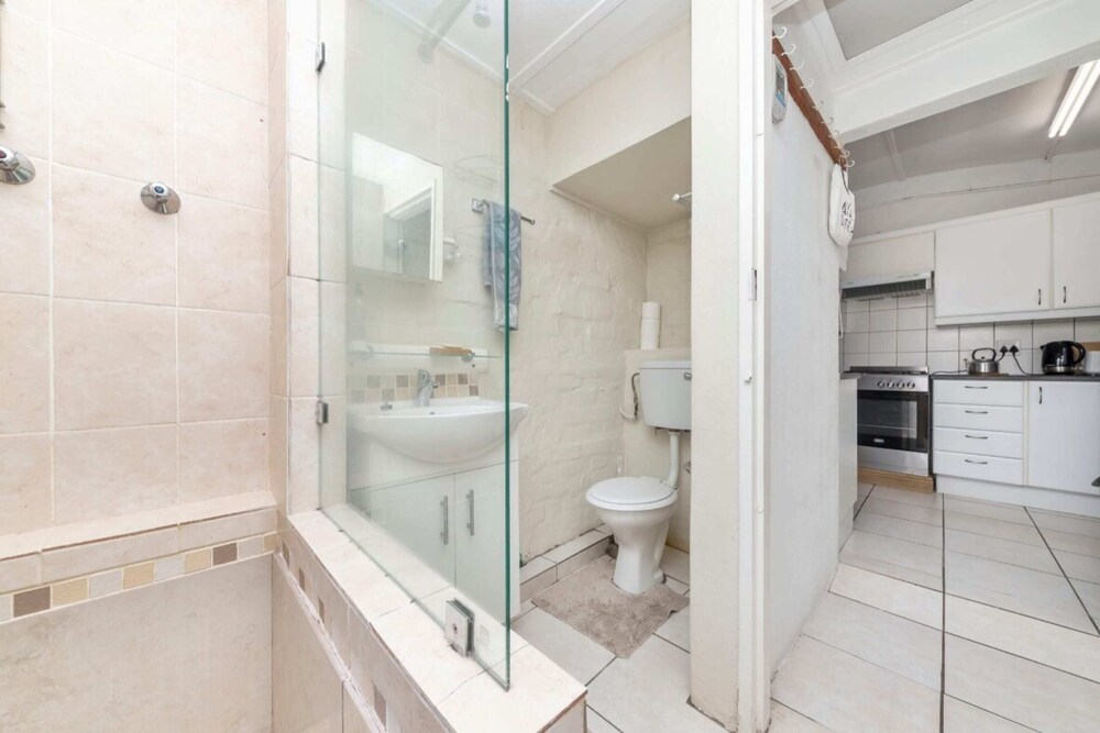 Peaceful 1BD Flat w/ Private Gardenrondebosch