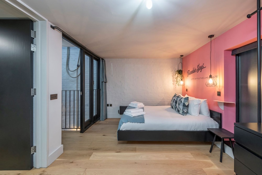 The Insta Playhouse - Covent Garden - by Frankie Says
