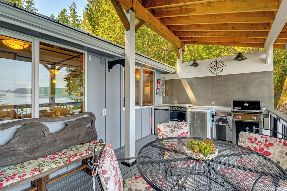 Outdoor Kitchen & Canal Views: Cabin in Quilcene!