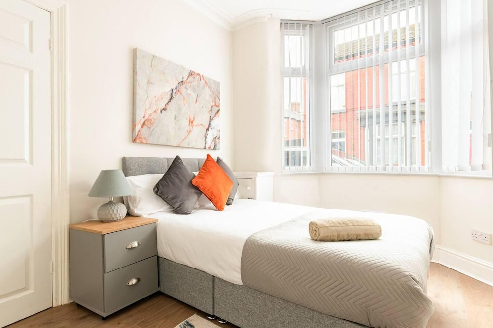 3 Bed House - Sleeps 7 - Garden - Parking - Wifi view 5