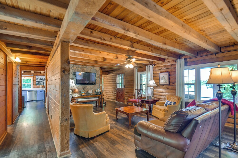 Waterfront Cabin on Lake Sinclair w/ Private Dock!
