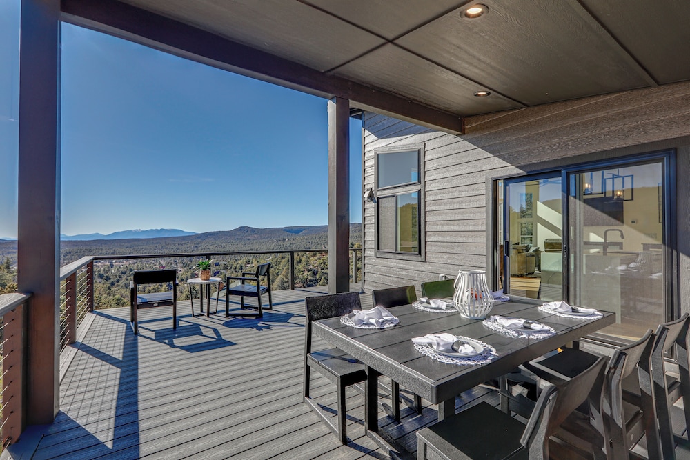 Hot Tub & Panoramic Mtn Views: Pine Retreat!