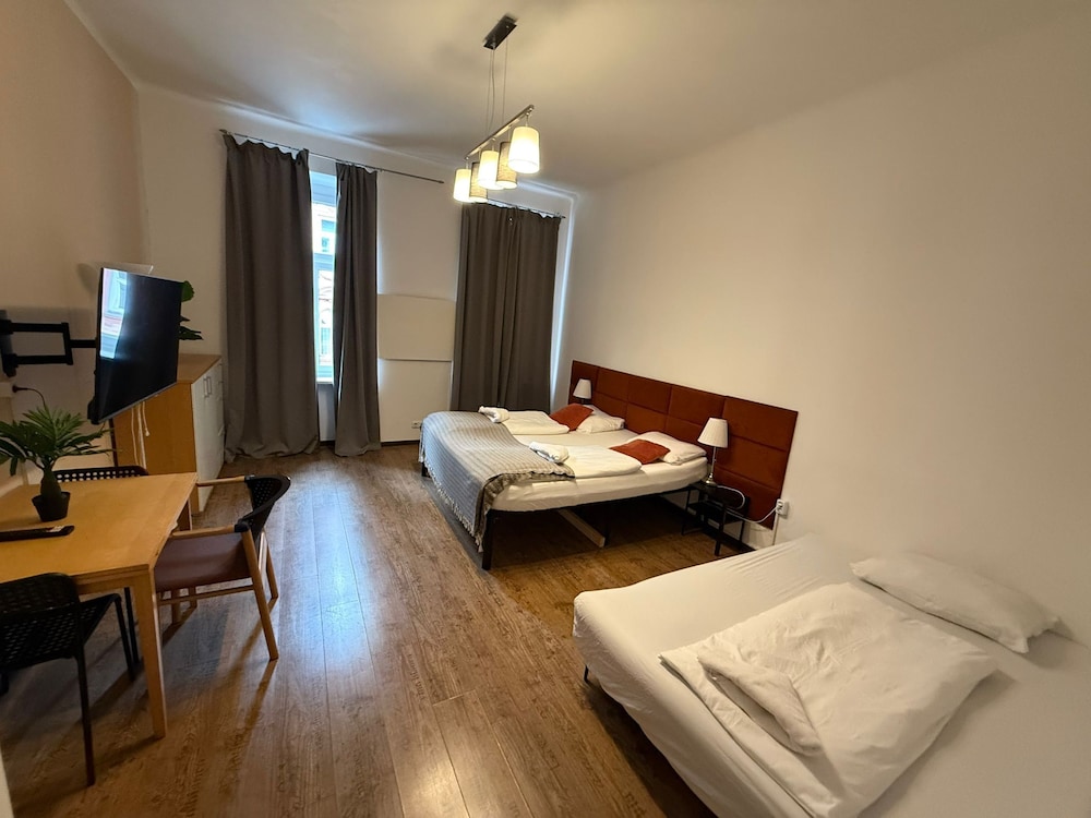 Modern 1BR Apt Steps from Westbahnhof