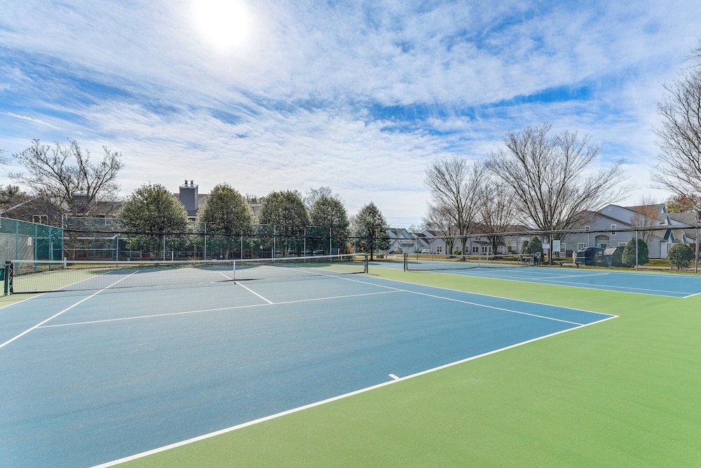 2 Mi to Rehoboth Beach: Condo w/ Pool Access!