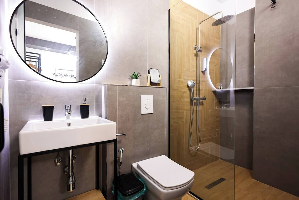 Grandstay Central 105