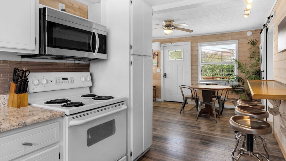2BR Home, Private Heated Pool, 4 Bikes, Beach Access