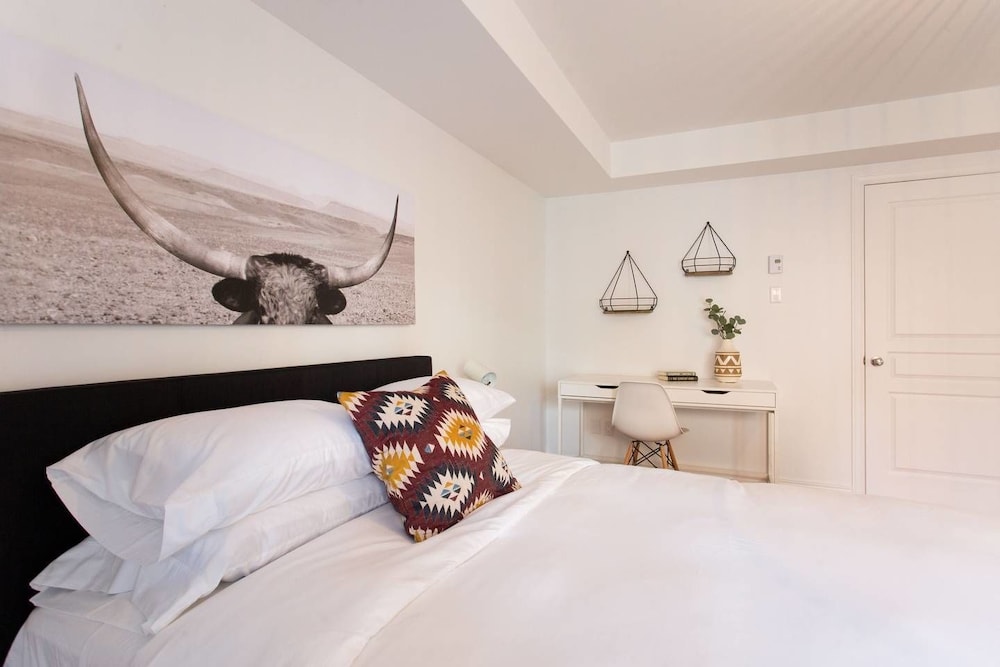 Fresh & Styled 2 Bedroom Apt in Mile End view 3