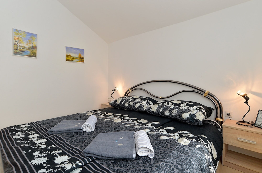 Apartment 1860 view 3