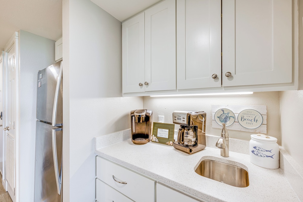 Steps to Beach & Boardwalk: Condo in Port Aransas!