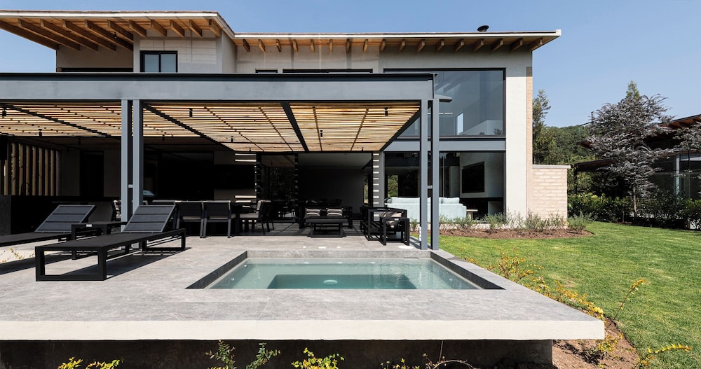 Casa Cundi-Contemporary Living in Nature