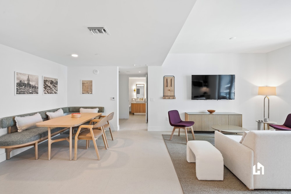 Stylish Apartments with Partial Ocean Views in Downtown