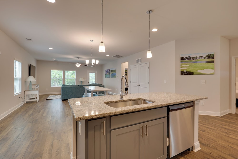 3 Mi to Sand & Surf: Ocean Isle Beach Retreat!