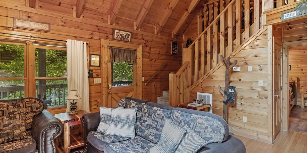 Relaxing Eagles Ridge Getaway Hot Tub