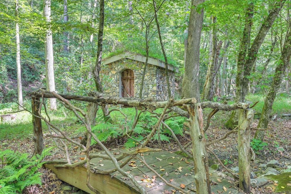 Georgia Home w/ 2 Fire Pits & Creek Access!