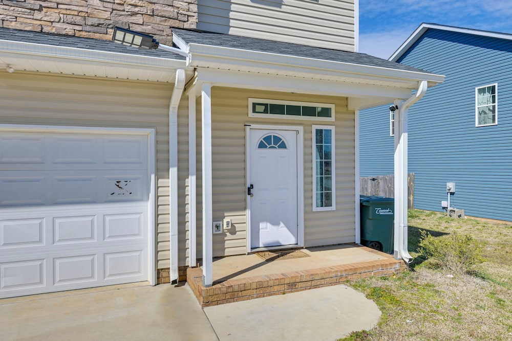 6 Mi to PNC Music Pavilion: Concord Townhome