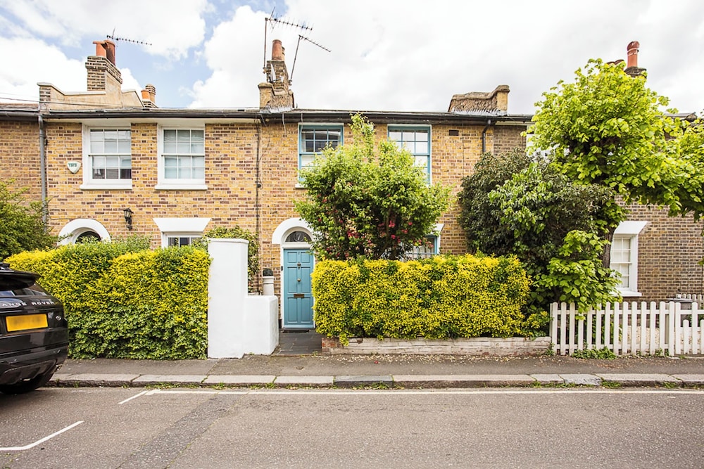 Charming Georgian Country-style Cottage