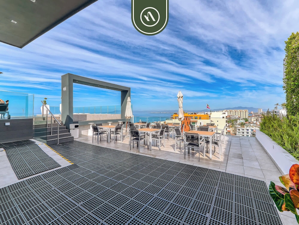 Stunning 2 BR Condo in Romantic Zone - Pool