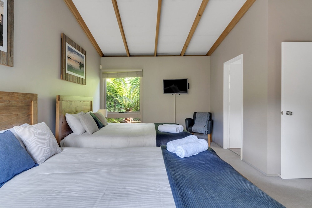 Secluded 3-bed Retreat Moments to the Beach