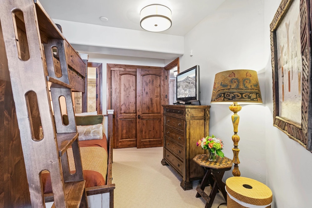 Grand Lodge - 3 Bedroom Deluxe #304 - Ski-in/out 3 Condo