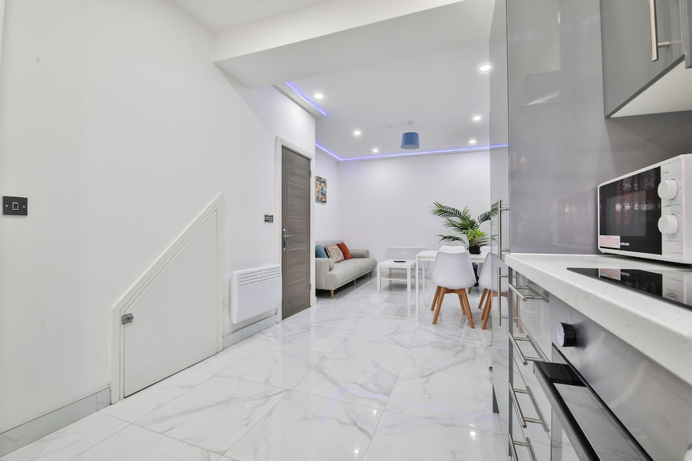 Modern 2 Bed House - Sleeps 4