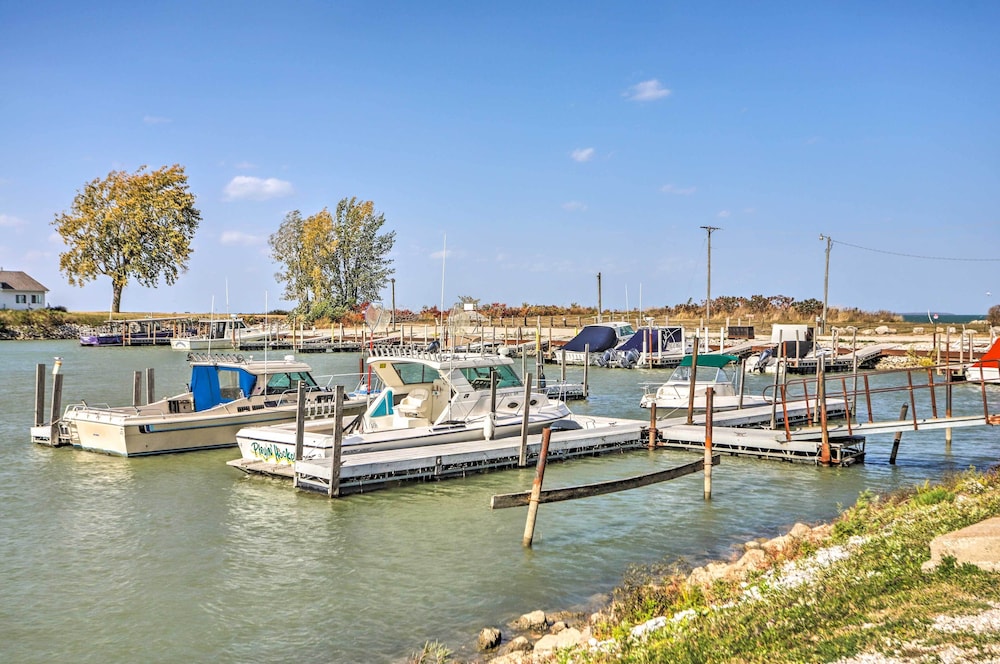 Boat Slip & Pool Access: Oak Harbor Haven!
