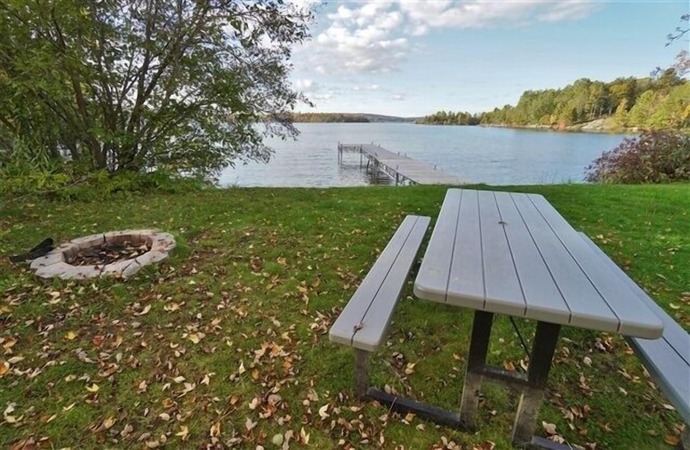 433 Kamaniskeg Lake 3 Bedroom Cottage