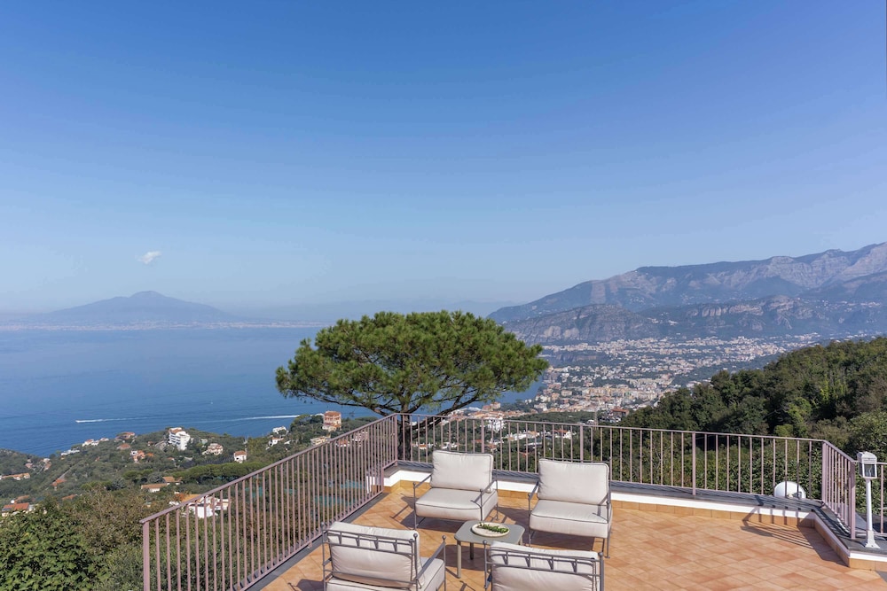 Giulia 2 Villa Apartment Shared Pool Sea Views