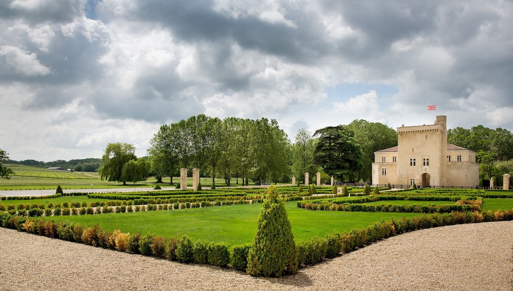 Château La Tour Carnet - B.Magrez Luxury Wine Experience