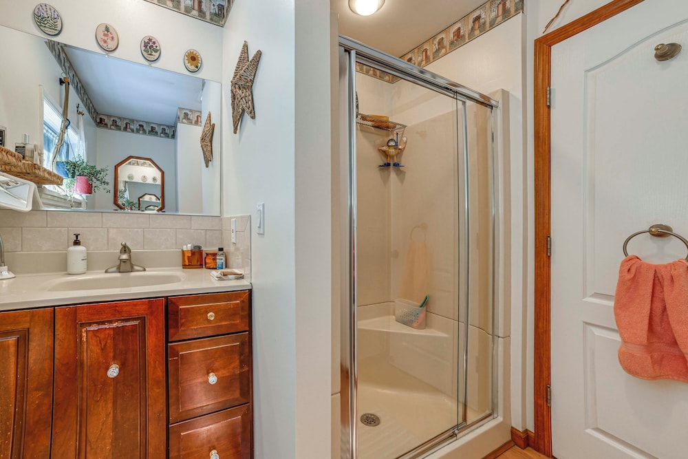 Serene Home w/ Deck, Pond & Mtn Views in Jefferson