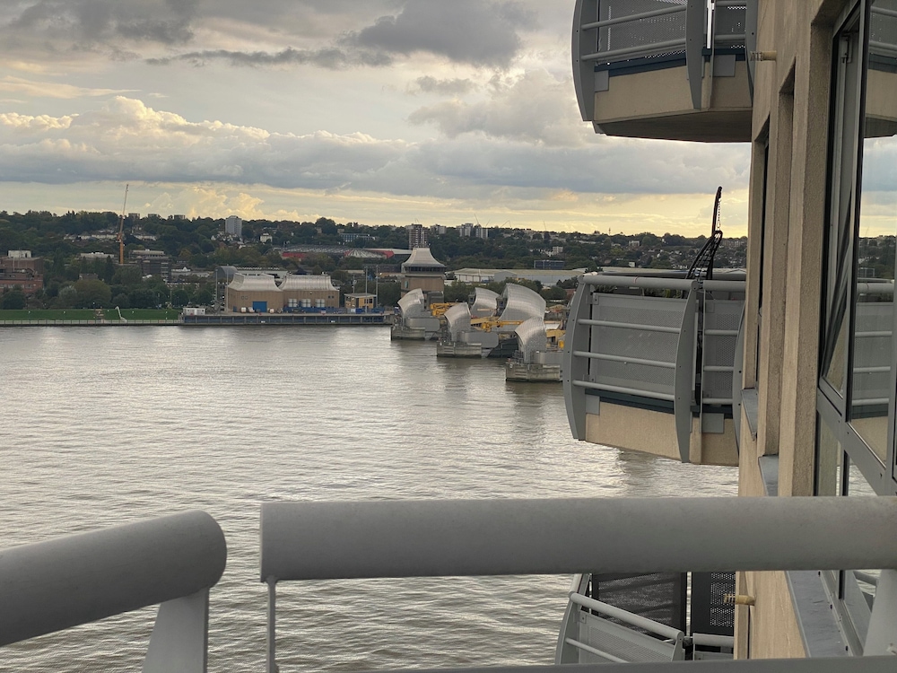 Cosy 2 Bedroom Royal Docks Apartment