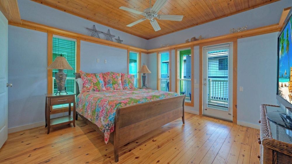 Walk to the Beach Ocean Views, Balcony Dining & Open Living Beachview 54 by Avantstay
