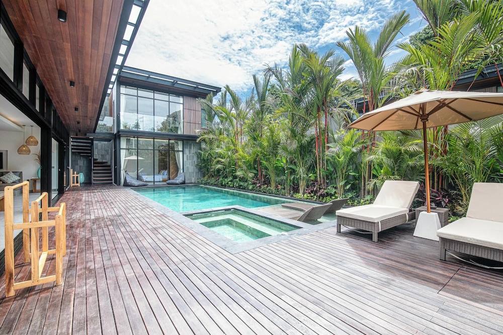 Elegant 6BR Canggu Villa Steps From the Ocean