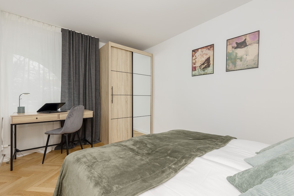 Al. Solidarności Apartment by Renters view 4