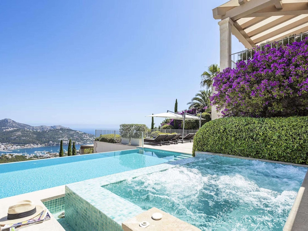 Majestic Villa With Harbour Views