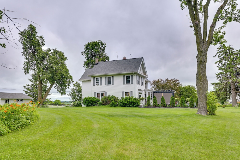 Group Getaway: Luxe Farmhouse in Mt Horeb!